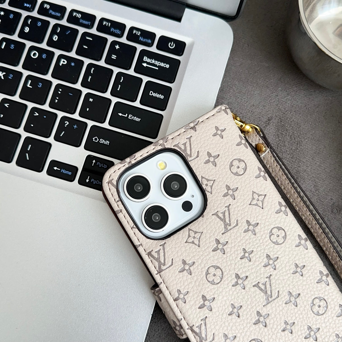 レザー フォリオ モノグラム iPhoneケース(カードホルダー&ストラップ付き)-OKHYL001