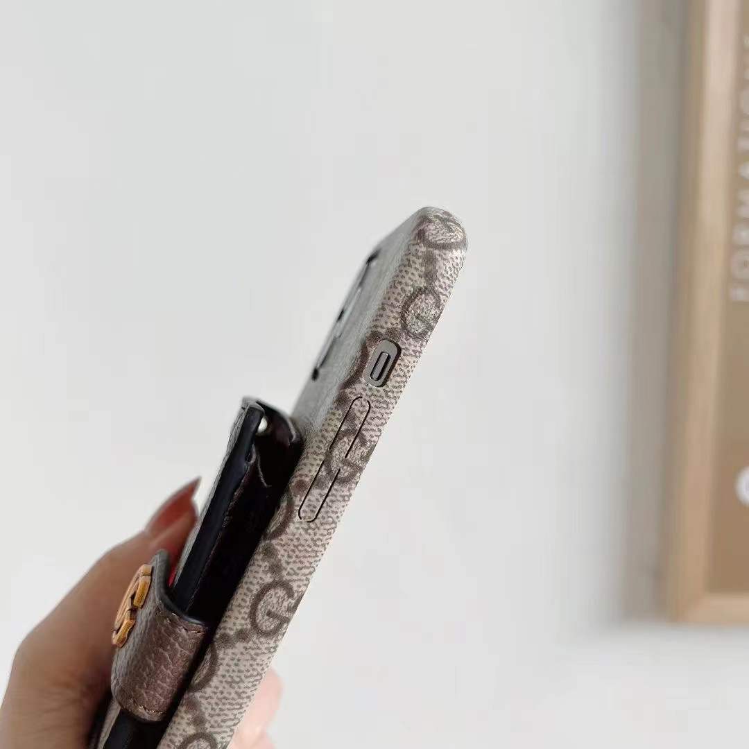 ブラウンのGG iPhoneケース、パスケースとストラップ -XK240330