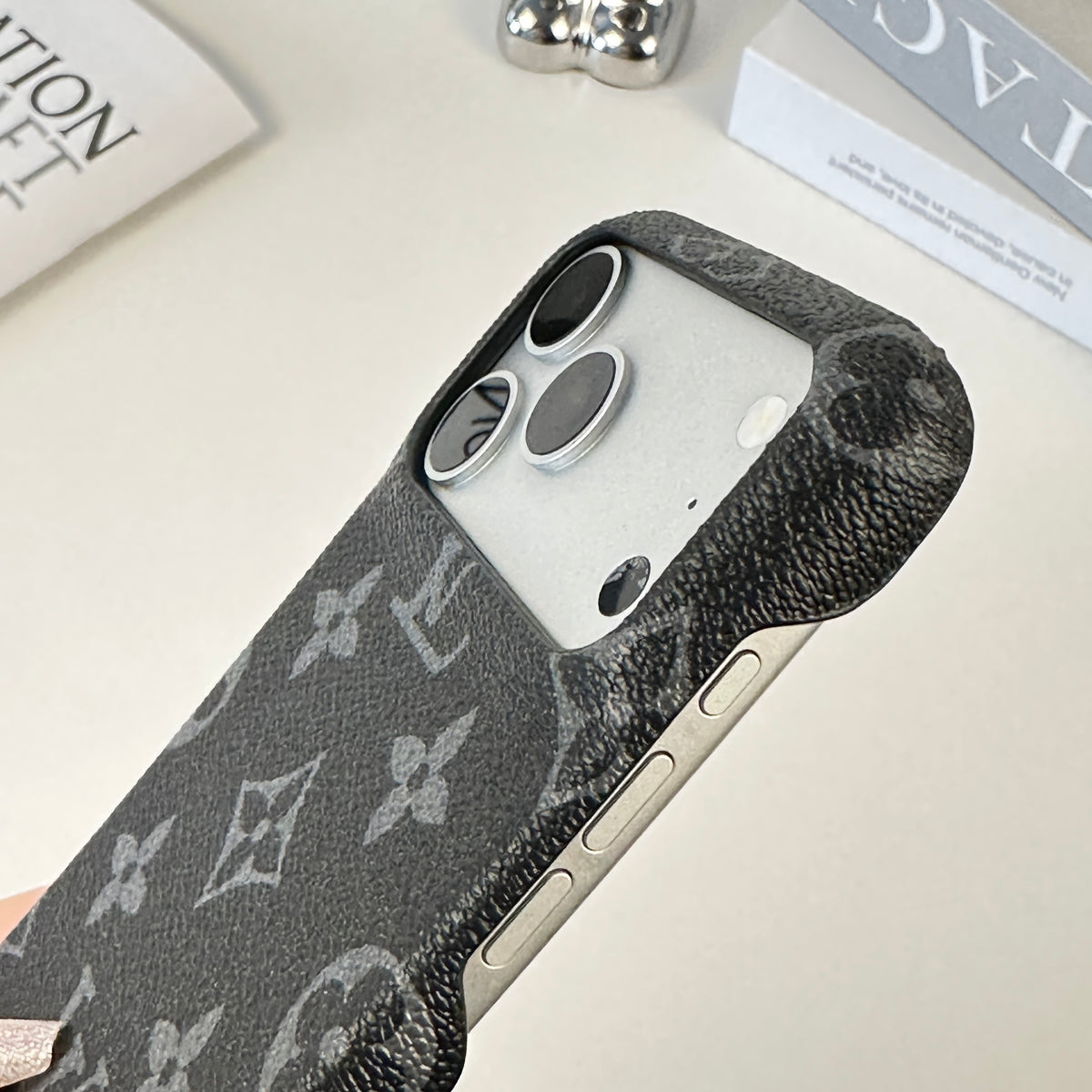 高級感のあるMonogramマグネット対応 iPhoneケース iPhone 17シリーズ用黒印刷-OKLV009