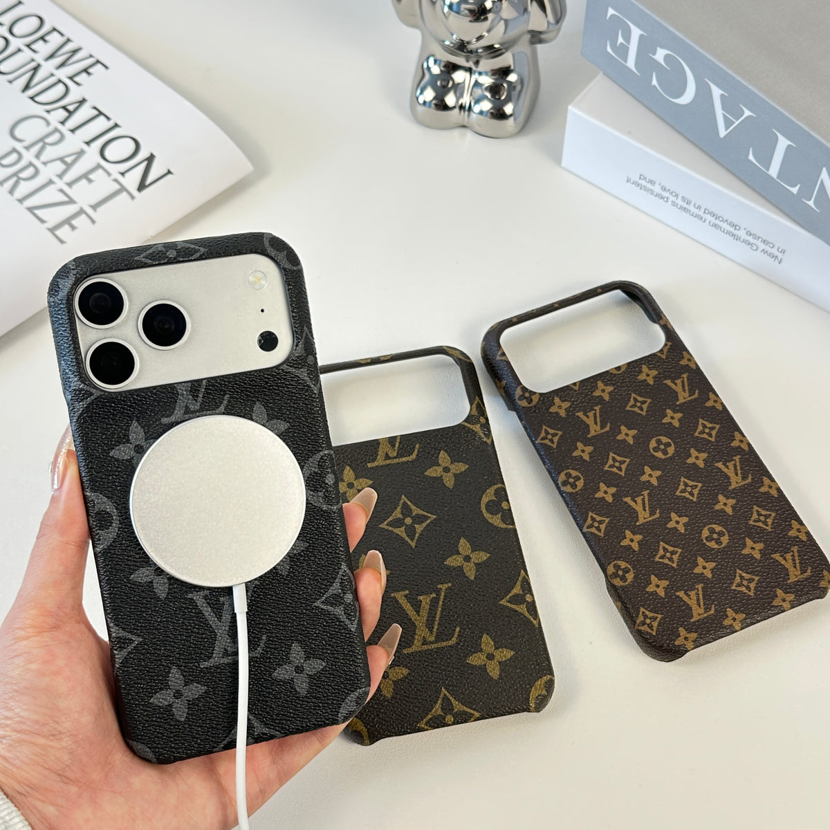 高級感のあるMonogramマグネット対応 iPhoneケース iPhone 17シリーズ用黒印刷-OKLV009