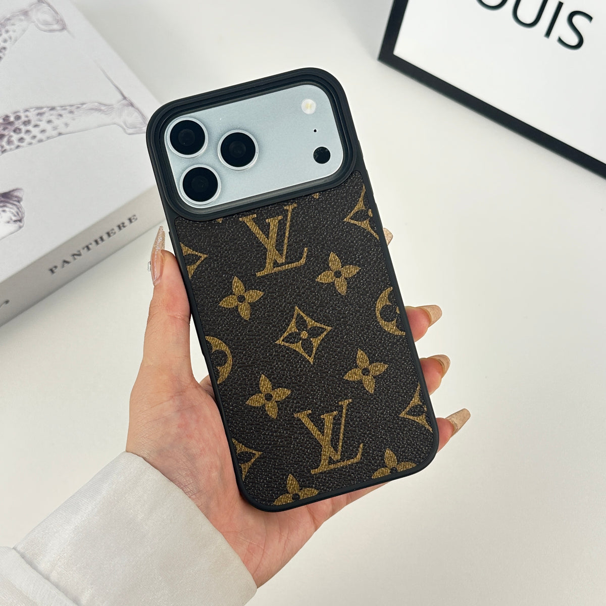 高級感のあるMonogramiPhoneケースiPhone 17シリーズ用 大印刷-OKLV014