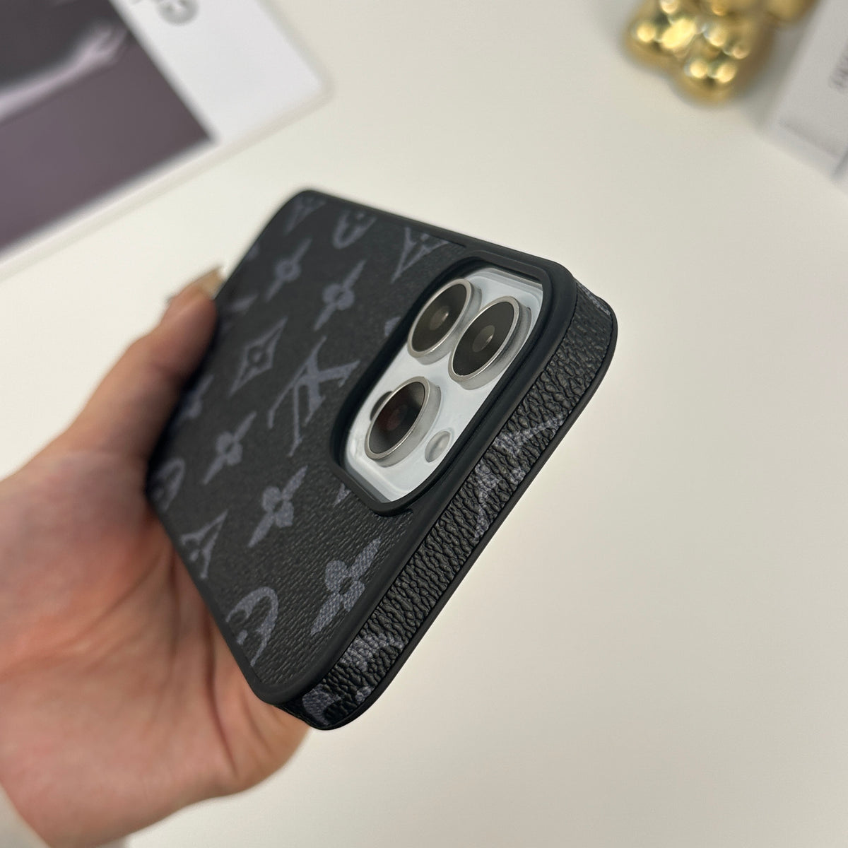上質ファブリックMonogramiPhoneケース黒印刷-OKLV025