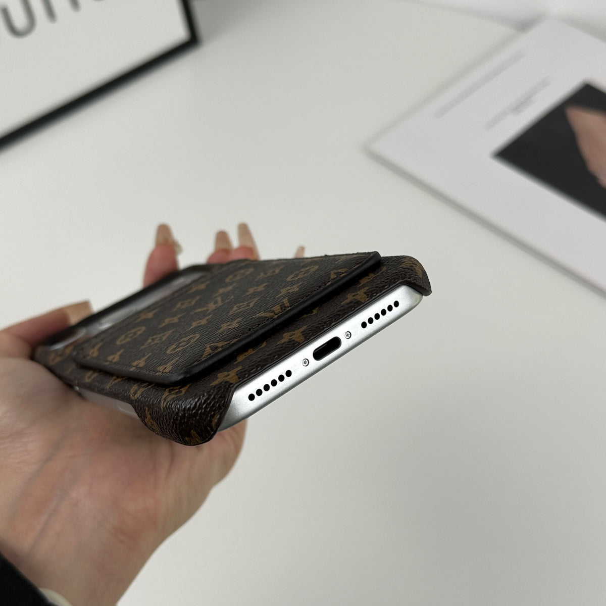 エレガントレザーの iPhone用 磁吸カードポケット付きケース17シリーズ 小きな印刷 -OKLV052