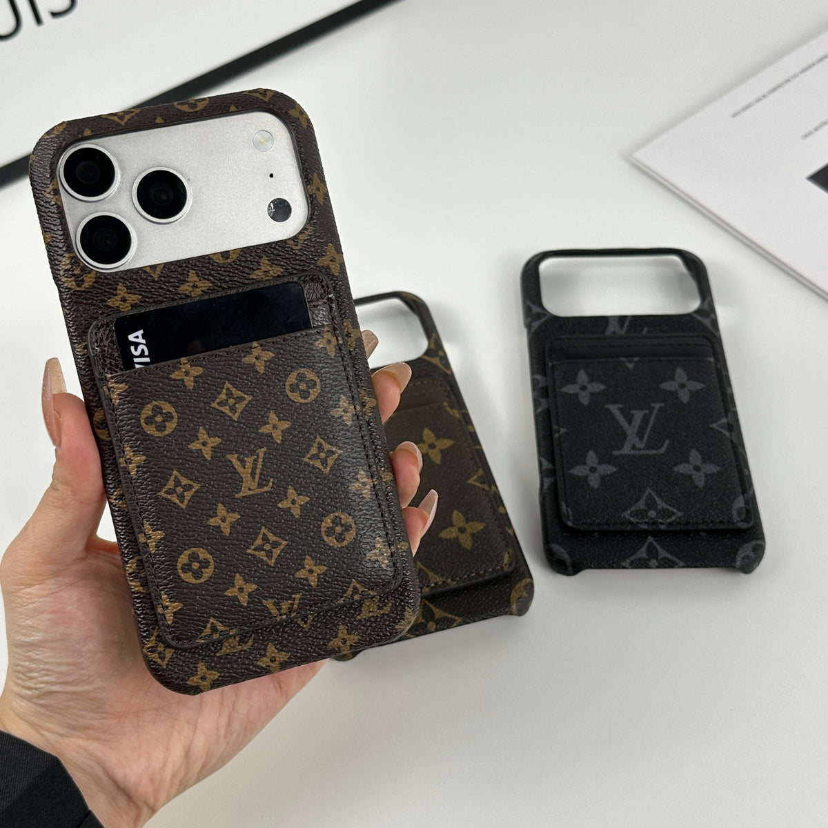 エレガントレザーの iPhone用 磁吸カードポケット付きケース17シリーズ 小きな印刷 -OKLV052