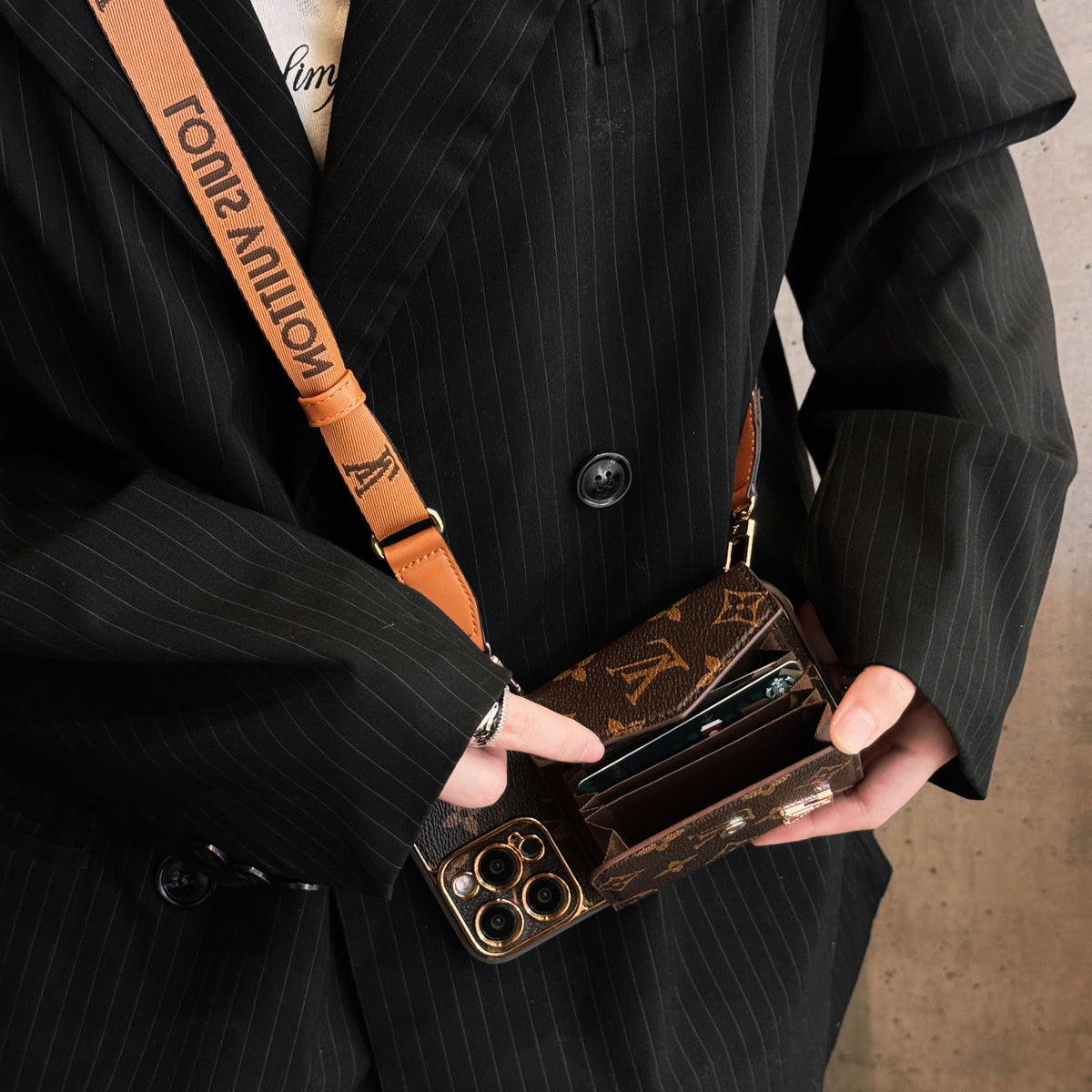 モノグラムiPhoneケース カードホルダー&ストラップ付き- FQB241719