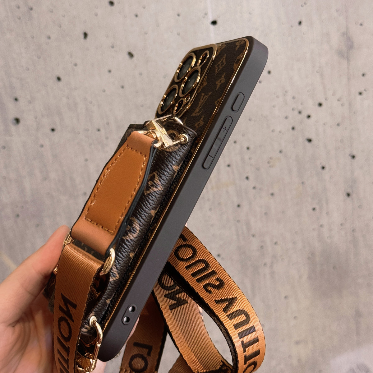 モノグラムiPhoneケース カードホルダー&ストラップ付き- FQB241719