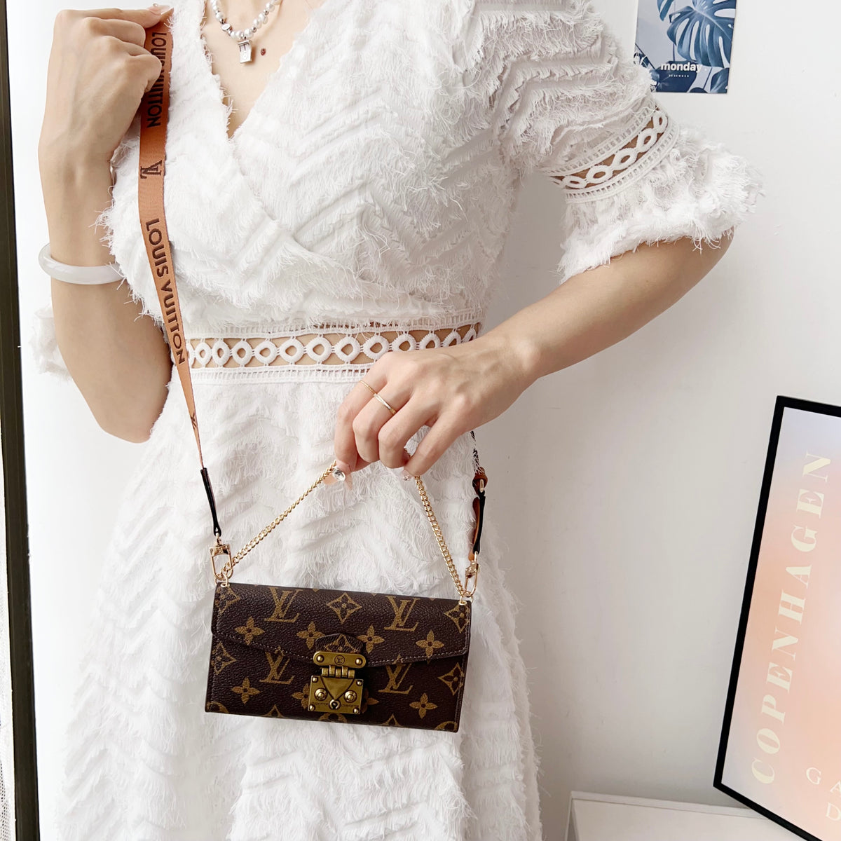 ラグジュアリー フォリオ モノグラム iPhoneケース(カードホルダー&クロスボディストラップ付き)-OKMTY002