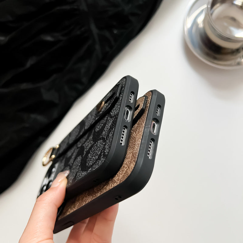 CH茶色のiPhoneケースとリストバンド-SW240330