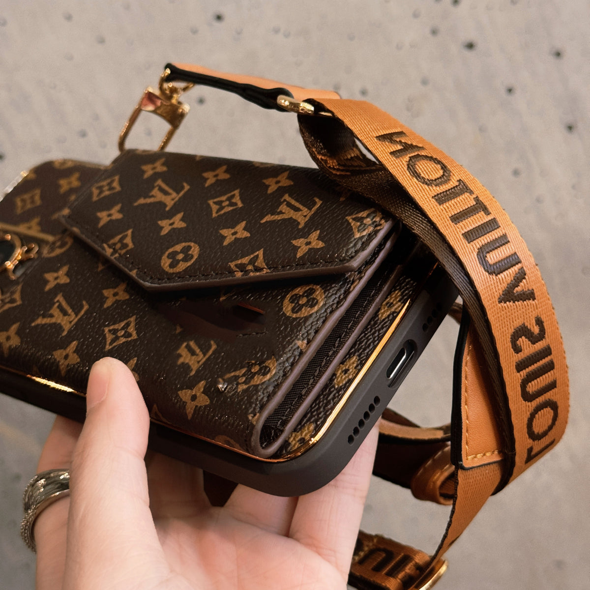 モノグラムiPhoneケース カードホルダー&ストラップ付き- FQB241719