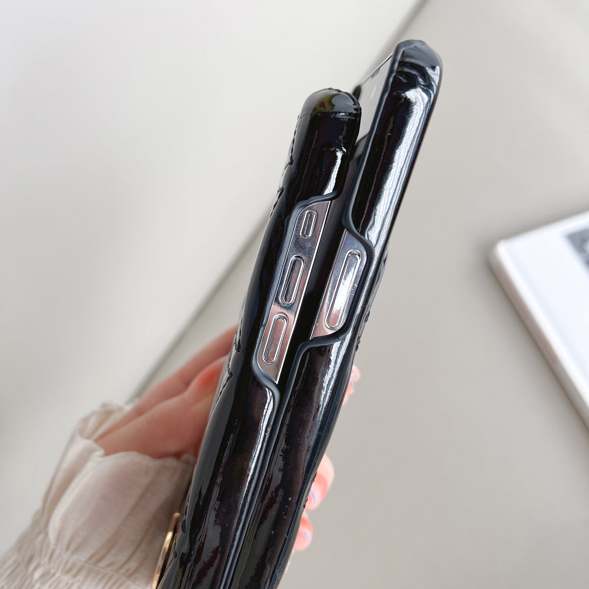 CDのレザーブラックの iPhoneケース-WJ240513