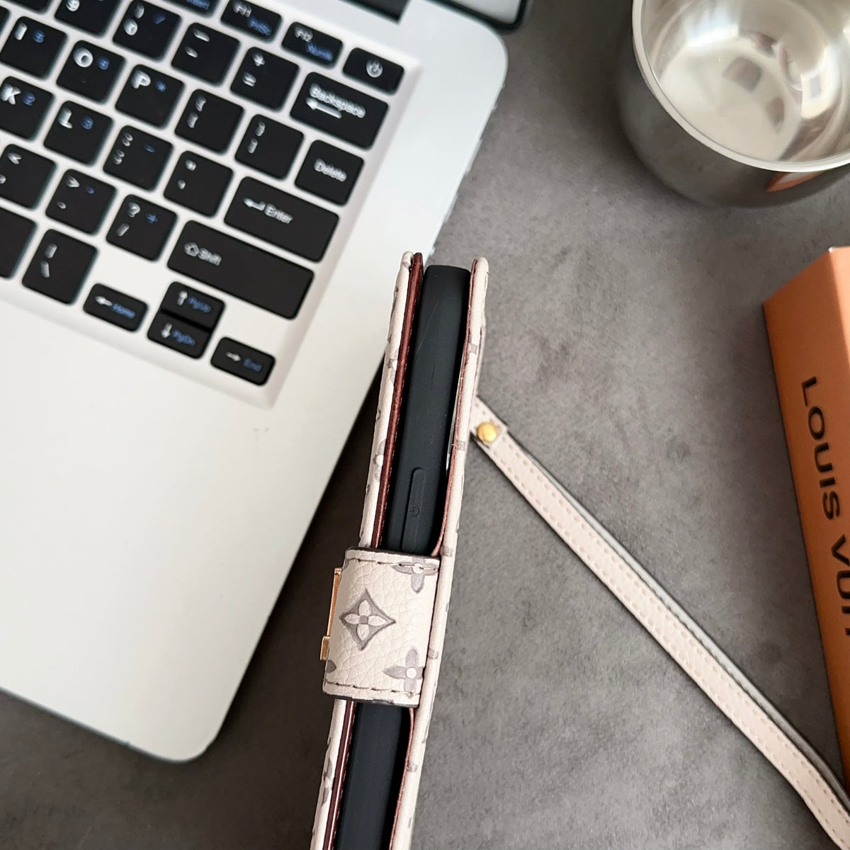 レザー フォリオ モノグラム iPhoneケース（カードホルダー＆ストラップ付き)-OKHYL001