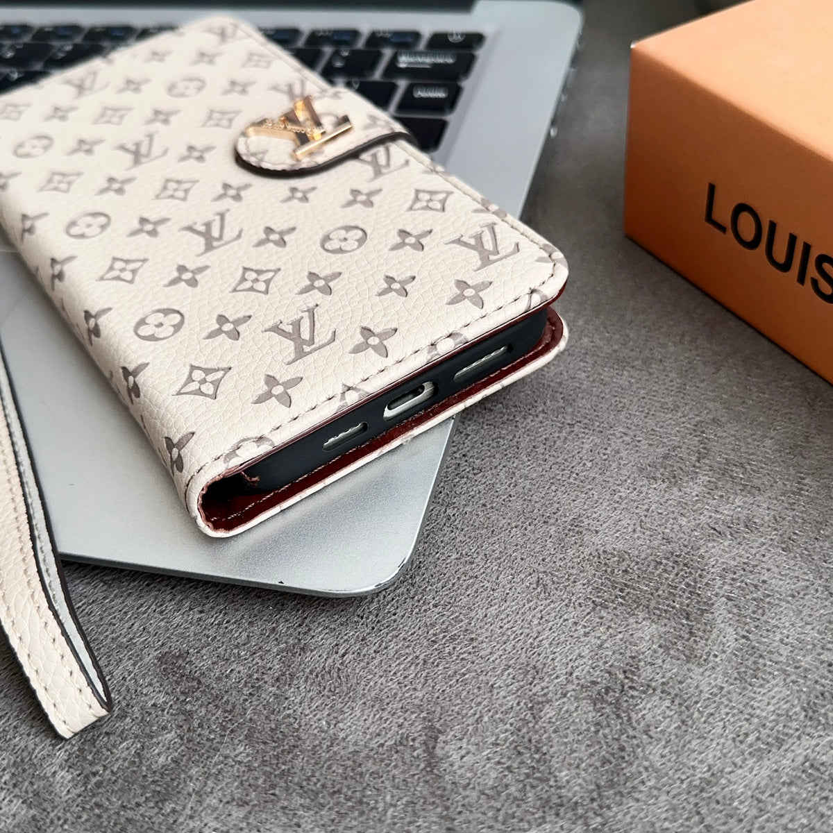 レザー フォリオ モノグラム iPhoneケース（カードホルダー＆ストラップ付き)-OKHYL001