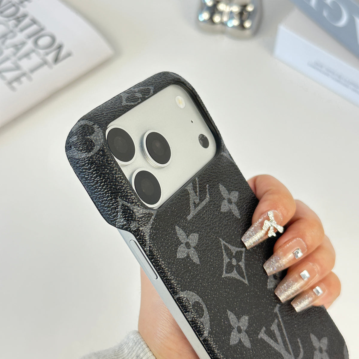 高級感のあるMonogramマグネット対応 iPhoneケース iPhone 17シリーズ用黒印刷-OKLV009