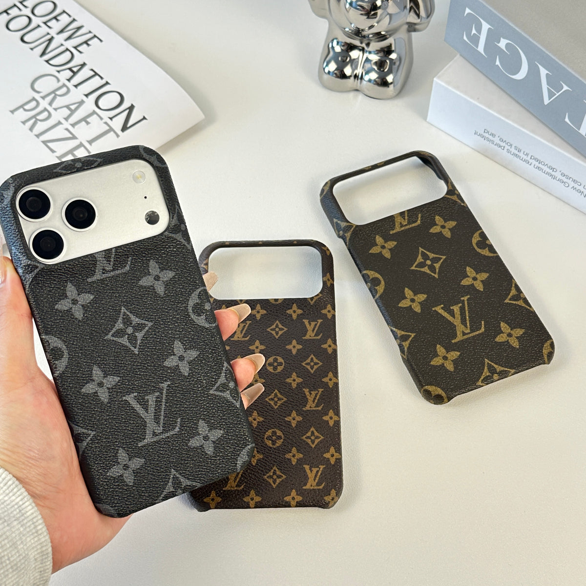 高級感のあるMonogramマグネット対応 iPhoneケース iPhone 17シリーズ用黒印刷-OKLV009