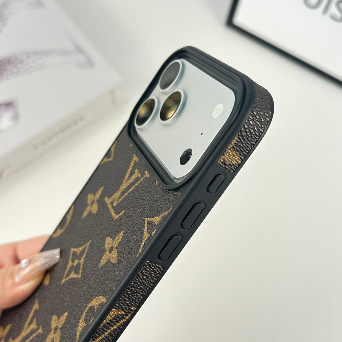 高級感のあるMonogramiPhoneケースiPhone 17シリーズ用 大印刷-OKLV014