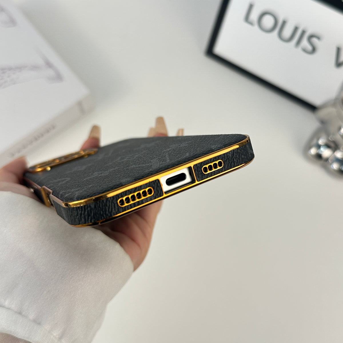 レザー製の Monogram iPhoneケース黒印刷-OKLV017