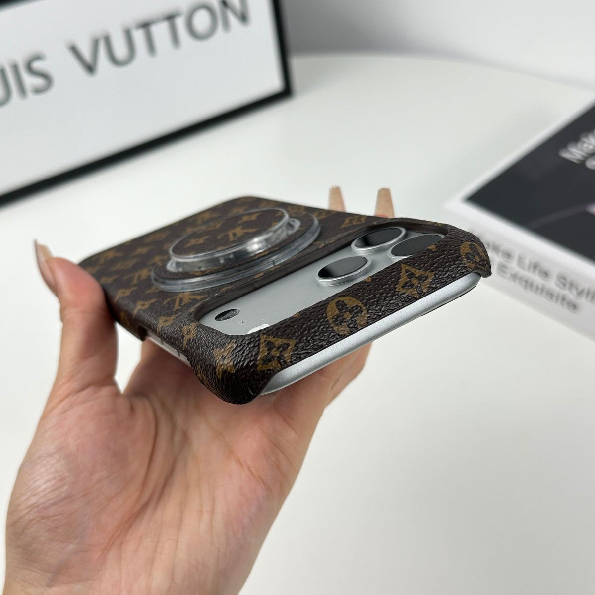 高級レザーMonogram iPhone用 スタンド付き マグネット対応 17シリーズ用 小きな印刷-OKLV046