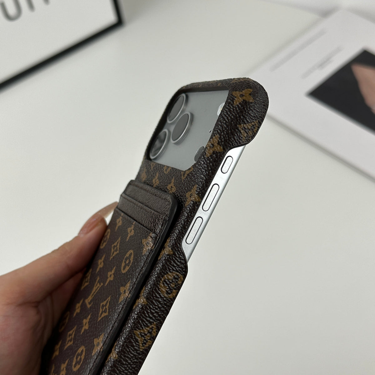 エレガントレザーの iPhone用 磁吸カードポケット付きケース17シリーズ 小きな印刷 -OKLV052