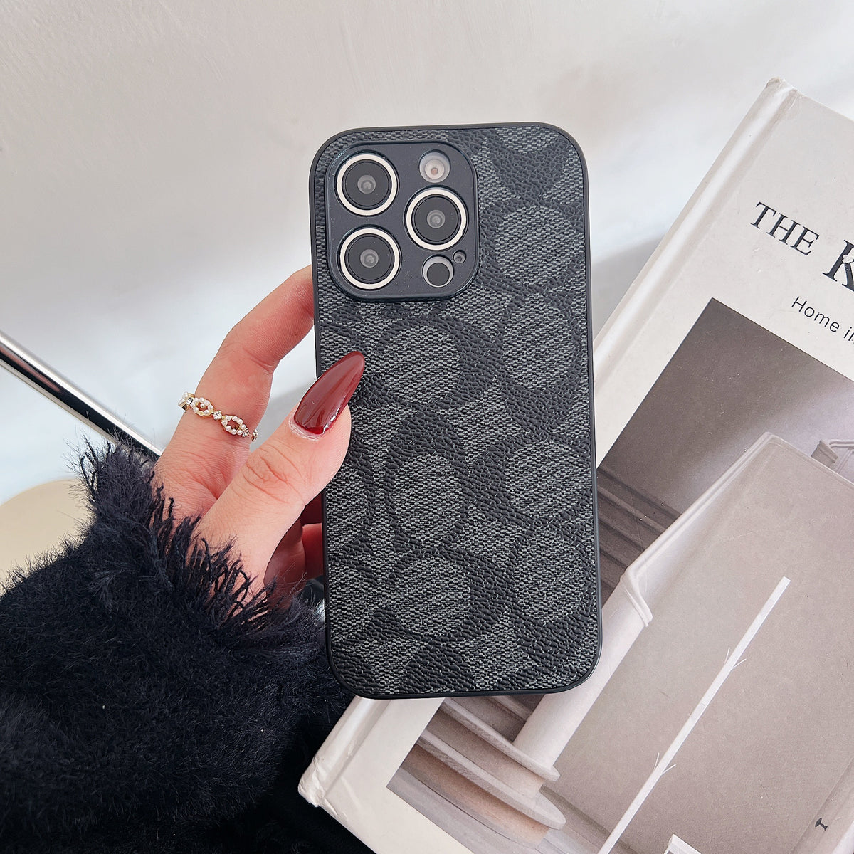 高級感のあるCHライトブラウンの iPhoneケース-OKCH003