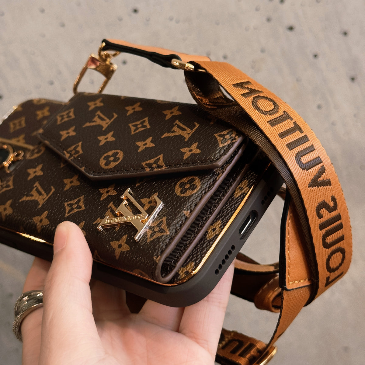 モノグラムiPhoneケース カードホルダー＆ストラップ付き- FQB241719