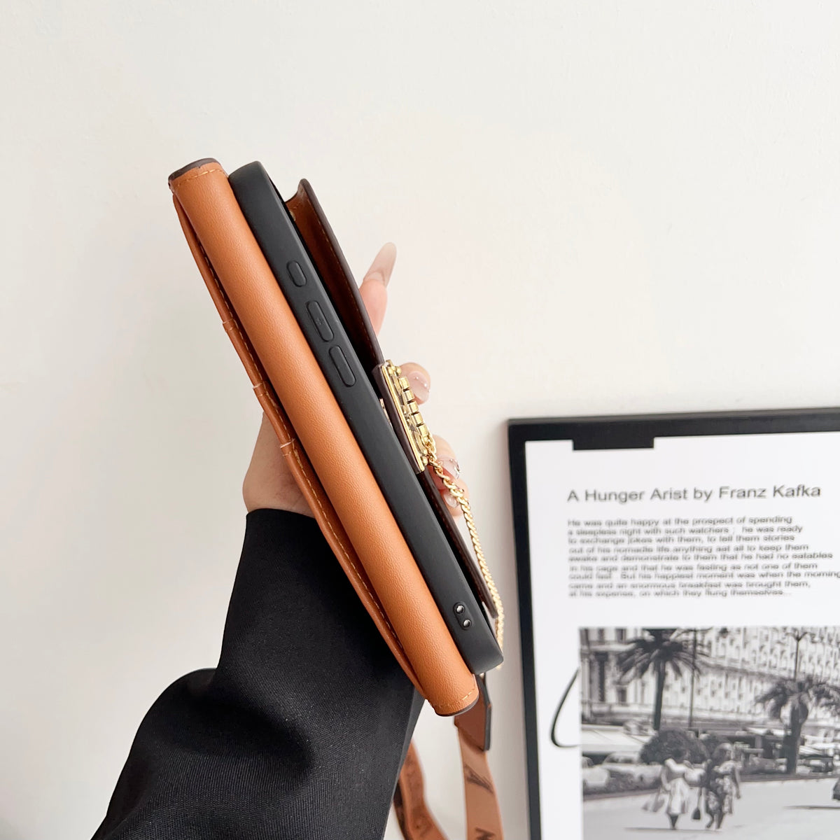 ラグジュアリー フォリオ モノグラム iPhoneケース（カードホルダー＆クロスボディストラップ付き）-OKMTY002