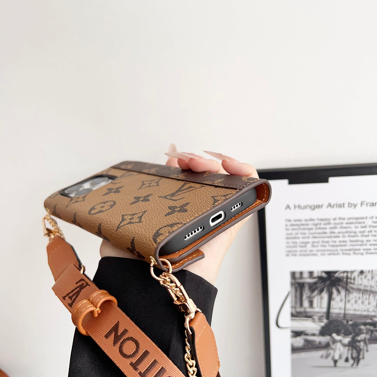ラグジュアリー フォリオ モノグラム iPhoneケース（カードホルダー＆クロスボディストラップ付き）-OKMTY002