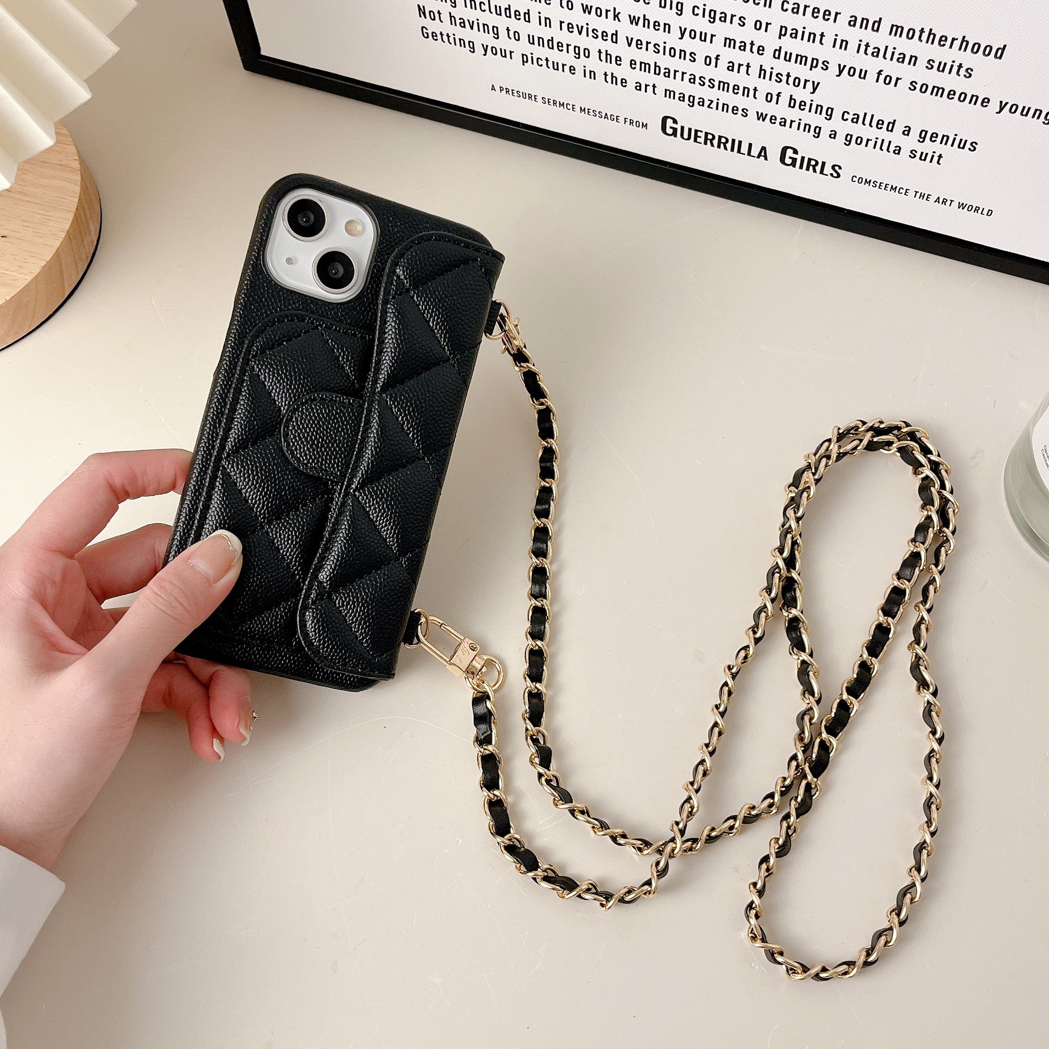 革の黒いiPhoneケース カードホルダーとストラップ- XK240401