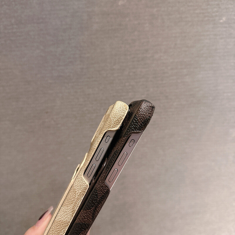 定番のCH黄土色の iPhoneケースとカードホルダー-JQB240330