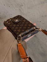 革のiPhoneケース、カードホルダーとバンド-大きくプリント- ZQB231228